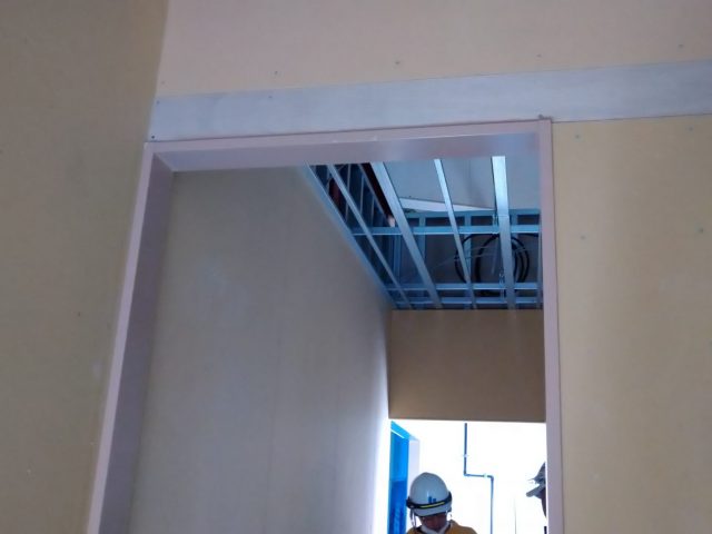 天井貼り付け工事
